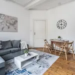 Central City Centre 2 Bedroom Flat - Close To Haymarket Train Station.