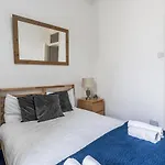 Central City Centre 2 Bedroom Flat - Close To Haymarket Train Station.